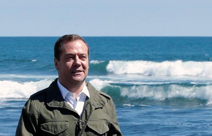 Медведев ответил на вопросы о санкциях и увольнениях пожилых работников