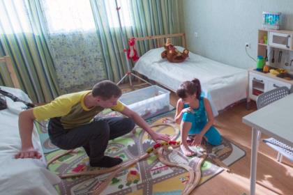 Приемные семьи воспитывают почти 93% всех московских детей-сирот