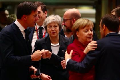 Мэй ищет помощи у Меркель и Макрона перед экстренным саммитом ЕС