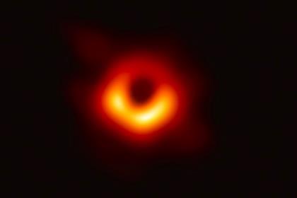 Астрономы сделали первую фотографию черной дыры
